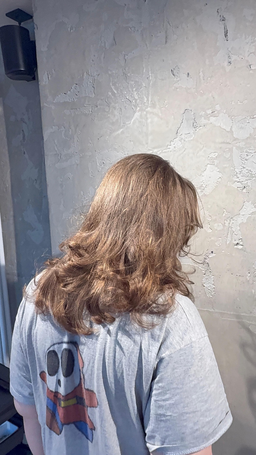 Caramel Haarschnitt mit weichem Styling