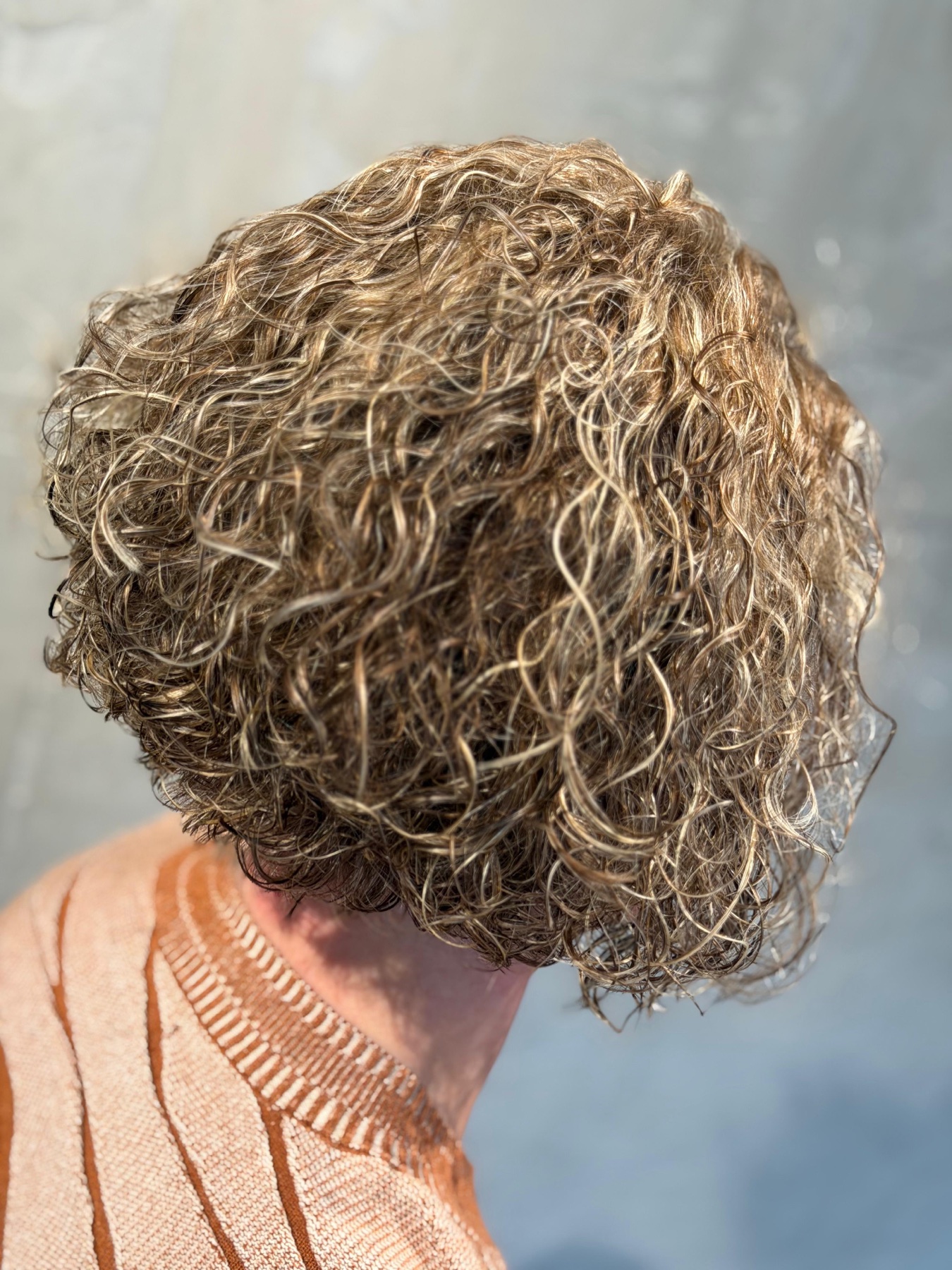 Lockiges Haar mit Dimension und Pflegeglanz